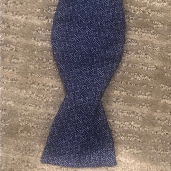 Vineyard Vines Bow Tie - Picture 2 of 3